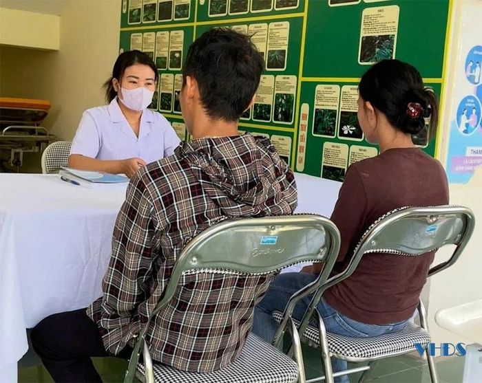 Trong các cuộc chia sẻ, chị Lâu Thị Má - cán bộ chuyên trách dân số, Trạm Y tế xã Pù Nhi, thường tranh thủ trò chuyện với người chồng để tạo niềm tin, nhằm thay đổi nhận thức của cả vợ và chồng.