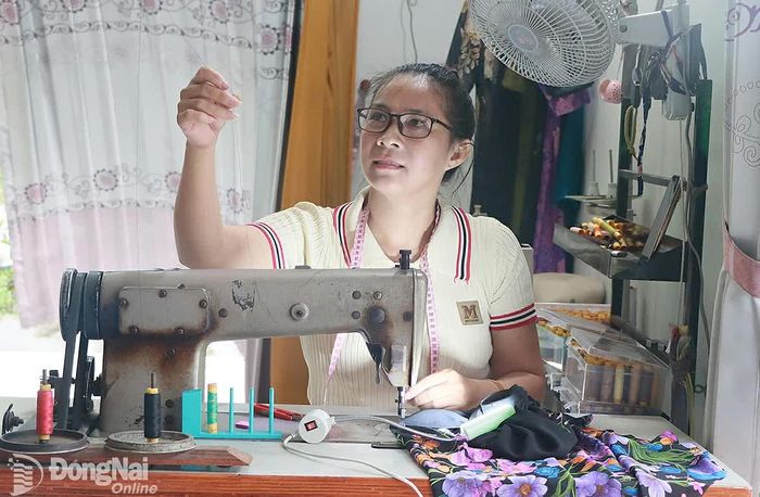 Với nghị lực sống mạnh mẽ, luôn quan tâm chia sẻ khó khăn với người khuyết tật, chị Phạm Thị Kim Phượng được mọi người yêu mến. Ảnh: Quang Minh