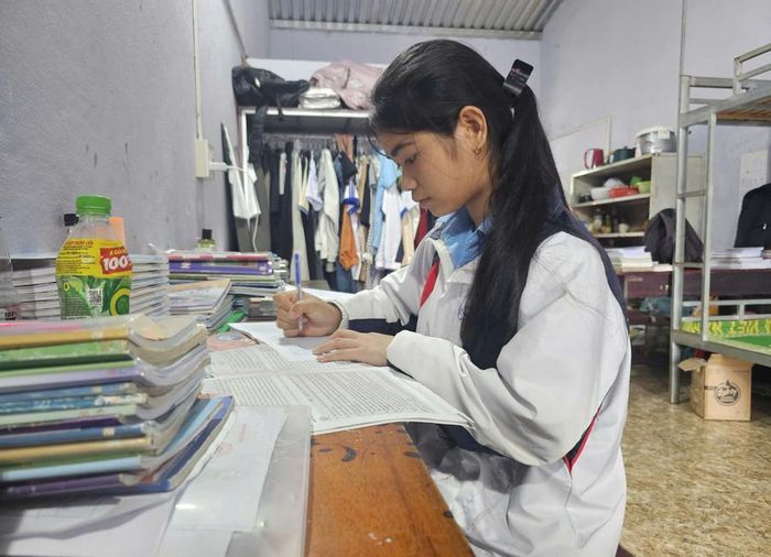  Em R’ô H’Phẽ ôn bài sau giờ học ở khu tập thể của trường. Ảnh: R’Ô Hok 