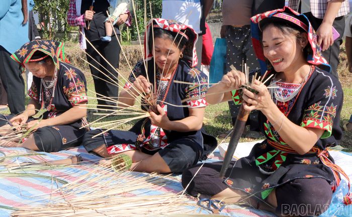  Những người phụ nữ Dao cần mẫn thêu thùa, dệt vải và tạo nên các sản phẩm thủ công truyền thống. Họ là những người "giữ lửa” âm thầm cho văn hóa dân tộc giữa nhịp sống hiện đại. 