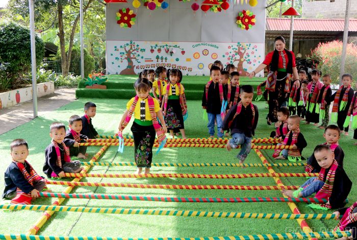  Thế hệ trẻ hòa mình vào các trò chơi dân gian và điệu múa truyền thống, tiếp cận văn hóa dân tộc một cách tự nhiên qua những trải nghiệm sinh động. 