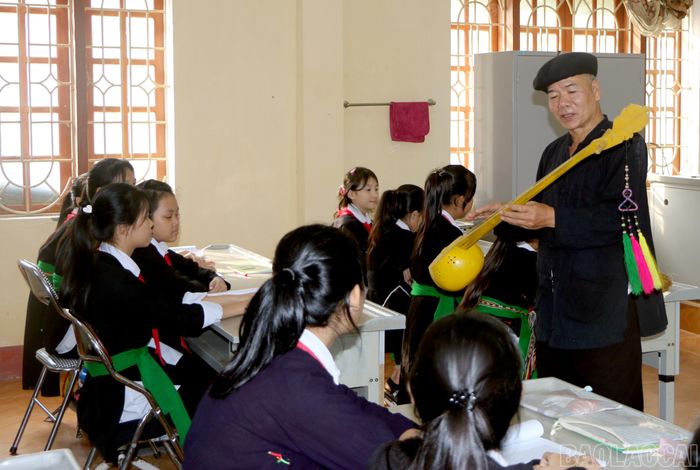  Học sinh dân tộc Tày lắng nghe nghệ nhân giới thiệu nhạc cụ và làn điệu truyền thống. Trong không gian ấy, âm nhạc dân gian không chỉ vang lên mà còn lan tỏa, sống động qua từng thế hệ. 