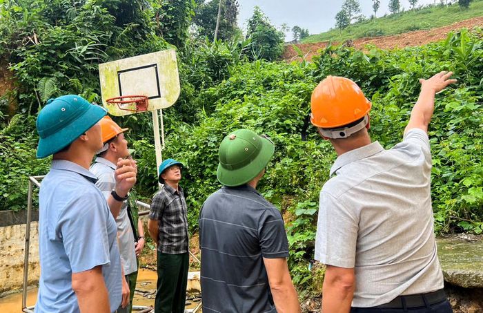 Lãnh đạo xã Trịnh Tường kiểm tra khu vực có nguy cơ sạt lở.