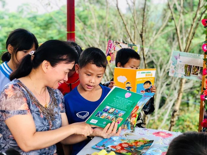 Chị Nguyễn Thị Hồng hướng dẫn kỹ năng đọc sách cho học sinh. 