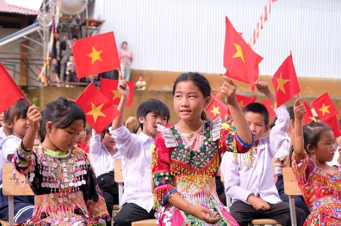 Nụ cười của trẻ em Tây Sơn trong ngày tựu trường. Ảnh: Hồng Thắm
