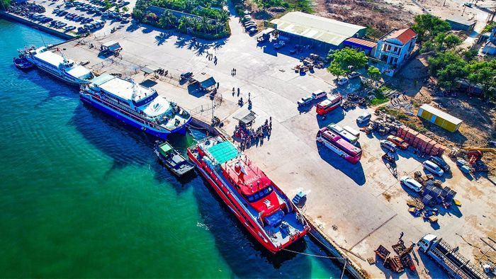 Cảng vận tải Phan Thiết có nhiều tàu cao tốc đưa du khách và nhân dân ra Phú Quý