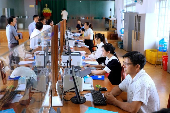 Toàn bộ cán bộ làm việc tại Trung tâm phục vụ hành chính công xã Đắk Sắk theo một hàng dọc
