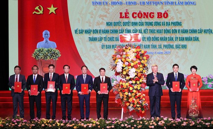 Đồng chí Nguyễn Hòa Bình, Ủy viên Bộ Chính trị, Phó Thủ tướng Thường trực Chính phủ trao các nghị quyết, quyết định của Trung ương cho Ban Chấp hành Đảng bộ tỉnh Lâm Đồng
