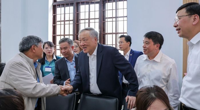Phó Thủ tướng trao đổi, hỏi han người dân đến làm thủ tục giấy tờ đất đai tại của đơn vị hành chính mới tại xã Đức Trọng, tỉnh Lâm Đồng