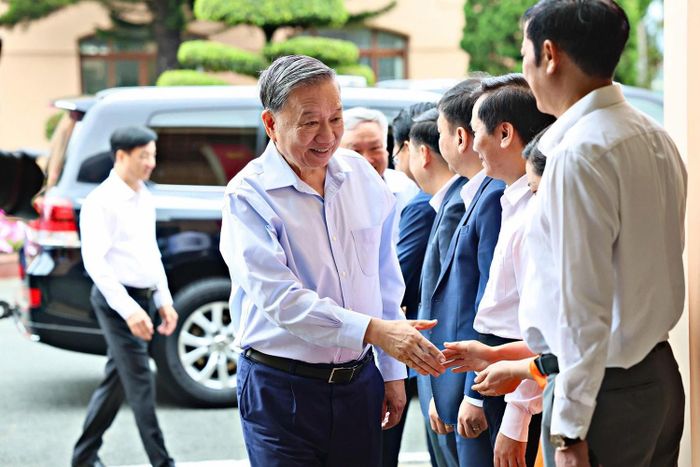 Các đồng chí lãnh đạo 3 tỉnh Lâm Đồng, Đắk Nông, Bình Thuận chào đón đồng chí Tổng Bí thư Tô Lâm trước buổi làm việc tại tỉnh Lâm Đồng sáng 9/6