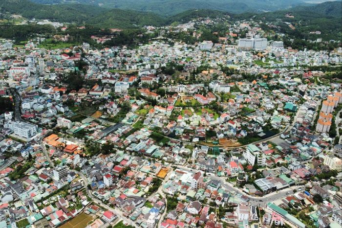 Việc đầu tư các dự án nhà ở xã hội tại trung tâm tỉnh Lâm Đồng (Trong ảnh là một góc Đà Lạt) và cơ chế hỗ trợ phù hợp sẽ giúp cho cán bộ, công chức có thể tiếp cận nơi ở ổn định, yên tâm công tác