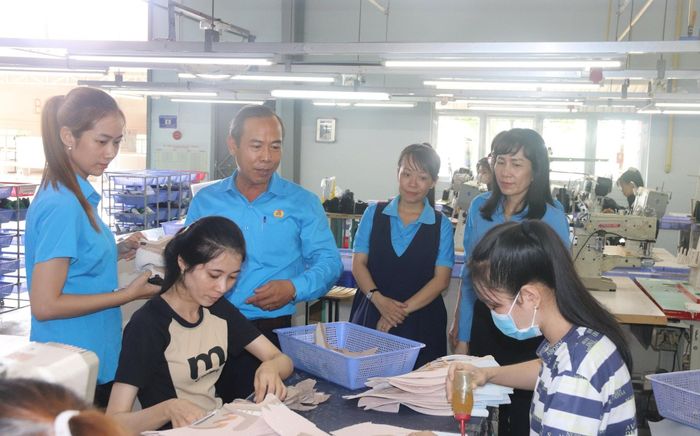 Ban Thường vụ LĐLĐ tỉnh đi thăm công ty sản xuất giày ở Khu công nghiệp Hàm Kiệm II