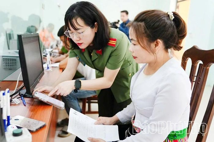 Cán bộ cấp xã tận tình hướng dẫn tổ chức, cá nhân thực hiện dịch vụ công trực tuyến