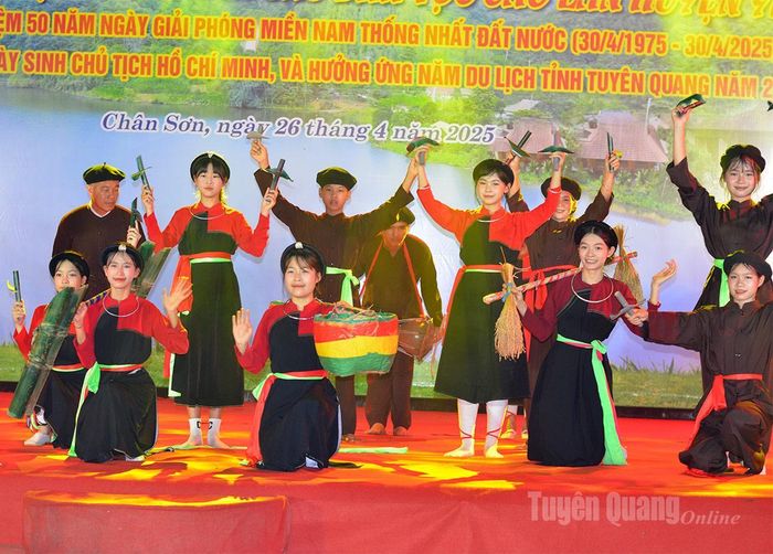 Cháu Kim Khánh (ở giữa) biểu diễn trong chương trình văn nghệ “Gìn giữ bản sắc dân tộc Cao Lan”.