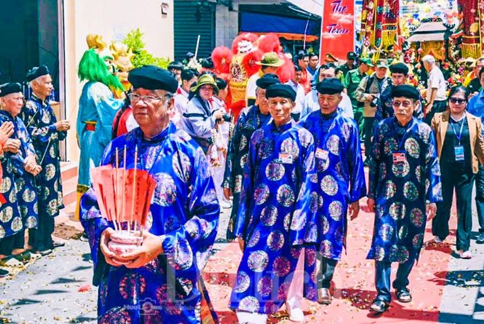 Sau khi thực hiện nghi thức trang trọng linh thiêng trên biển, đoàn rước trở về Lăng Ông Thủy Tướng.