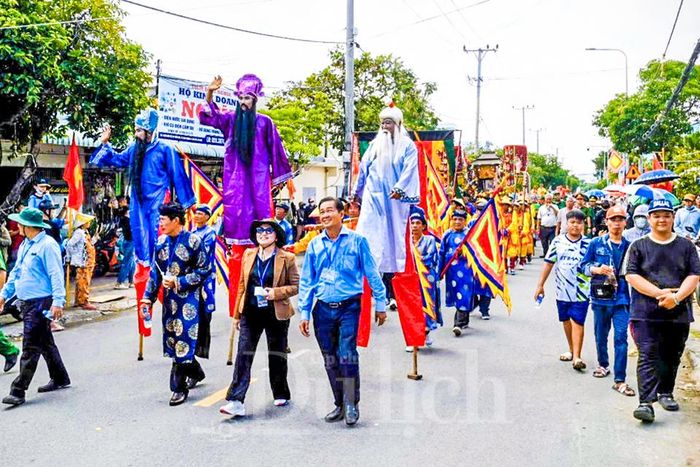 Những màn biểu diễn lân sư rồng, đua cà kheo cùng nhiều trò chơi dân gian đã thu hút đông đảo người xem, tạo nên một không khí lễ hội sôi động và náo nhiệt khó tả.
