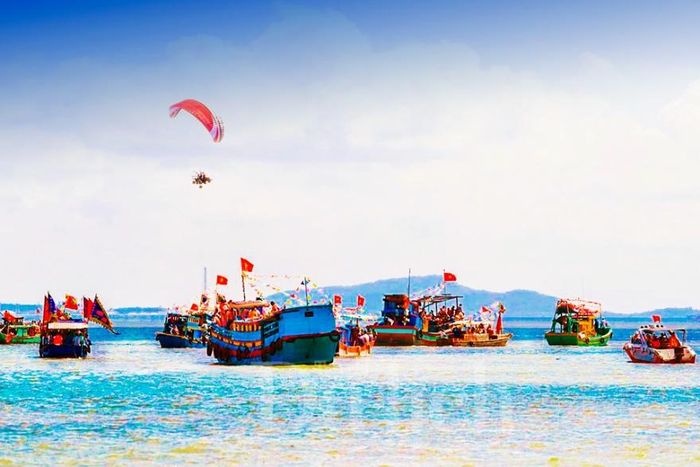 Khi tiếng hô "Ông về" vang lên, đoàn ghe quay đầu về bờ trong tiếng reo hò, trống hội báo hiệu hành trình rước Ông trên biển thành công tốt đẹp.