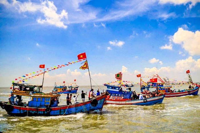 Ngay từ sáng sớm, khu vực biển Cần Giờ đã nhộn nhịp không khí chuẩn bị. Các ghe thuyền được trang hoàng lộng lẫy với cờ ngũ sắc, hoa giấy.
