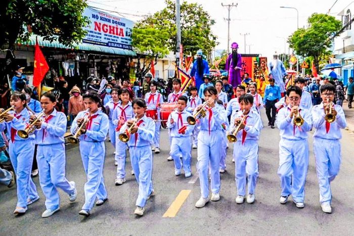 Đoàn diễu hành của các em thiếu nhi đã tạo nên sắc màu tươi vui, sinh động trên đường phố Cần Giờ, góp phần làm phong phú thêm không khí lễ hội.