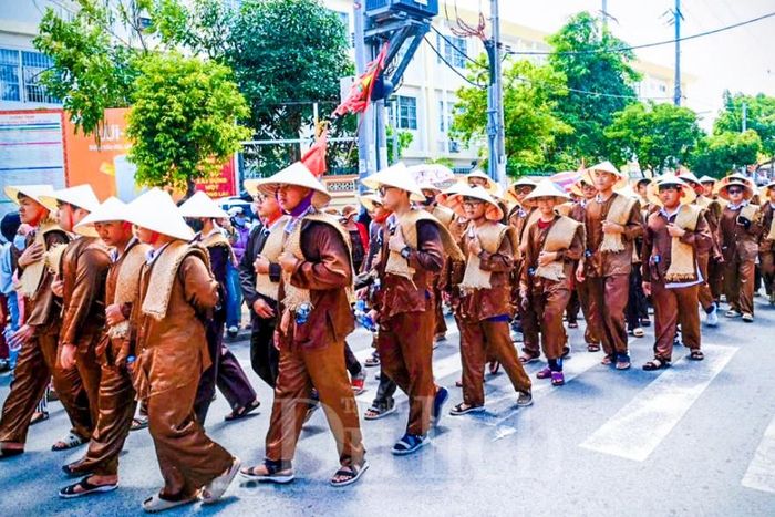 Điều đặc biệt trong Lễ hội năm nay có sự góp mặt của đoàn bả trạo xã Phước Hải.