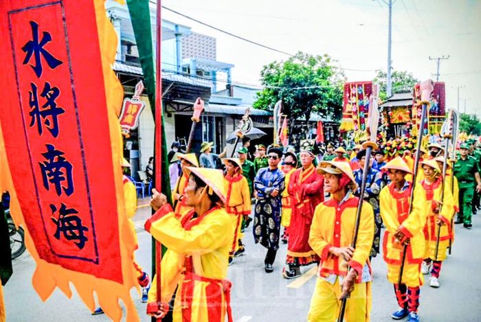 Tiếp nối phần lễ trang nghiêm, phần hội diễn ra sôi nổi và náo nhiệt. Các tuyến đường quanh Lăng Ông Thủy Tướng đã chật kín người.