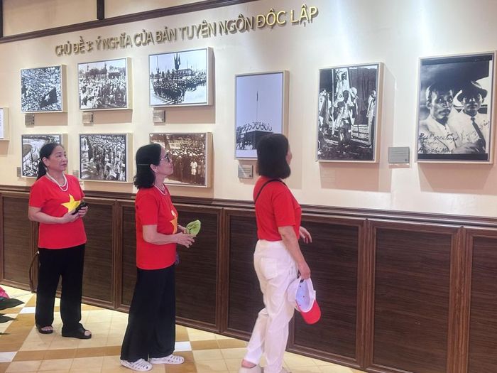 Du khách tham quan Ngôi nhà số 48 phố Hàng Ngang, phường Hàng Đào, quận Hoàn Kiếm - nơi Chủ tịch Hồ Chí Minh viết Tuyên ngôn độc lập, khai sinh nước Việt Nam dân chủ cộng hòa vào ngày 2/9/1945.