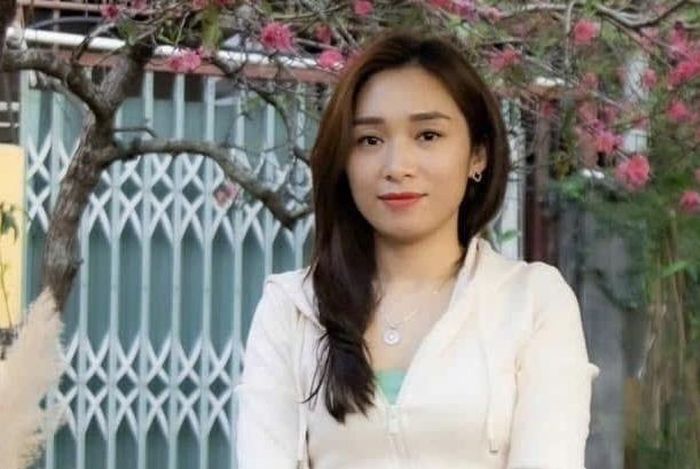 Chị Vũ Vân Anh, công tác tại Sở Nông Nghiệp và môi trường chủ động hỗ trợ người dân di dời tài sản.