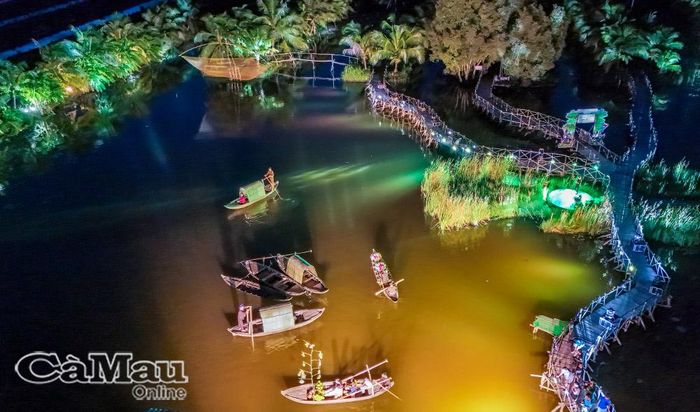  Đờn ca tài tử trên sông về đêm tại Khu Du lịch sinh thái Cà Mau Eco.