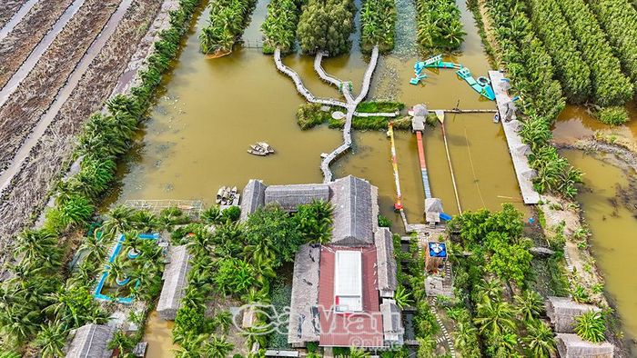 Khu Du lịch sinh thái Cà Mau Eco (xã Đá Bạc) có diện tích hơn 6 ha, với thảm thực vật rừng tràm bao quanh, quy mô đầu tư hàng chục tỷ đồng.