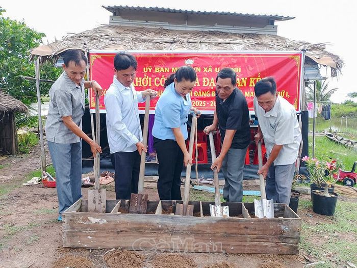 Đồng chí Quách Cẩm Tú thực hiện nghi thức khởi công nhà cho hộ ông Thái Văn Dững.