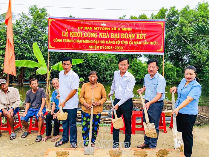 Lãnh đạo xã cũng gia đình bà Sơn Thị Thao, Ấp 8, thực hiện nghi thức khởi công nhà.