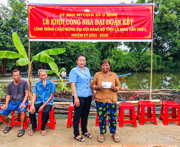 Đồng chí Quách Cẩm Tú, Chủ tịch Ủy ban MTTQ Việt Nam xã U Minh, trao tiền hỗ trợ cho bà Sơn Thị Thao.