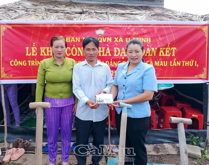 Đồng chí Quách Cẩm Tú, Chủ tịch Ủy ban MTTQ Việt Nam xã U Minh trao tiền hỗ trợ cho hộ ông Thái Văn Dững.