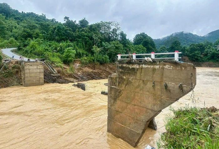 Cầu Trung Thắng, xã Yên Hòa, bị nước lũ cuốn trôi sau bão Bualoi.