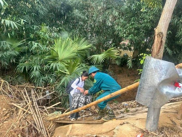 Đoạn dốc từ bờ sông lên đường lớn gập ghềnh, trơn trượt, khiến học sinh dễ ngã xuống nước, nên lực lượng công an và dân quân phải túc trực hỗ trợ từng em.