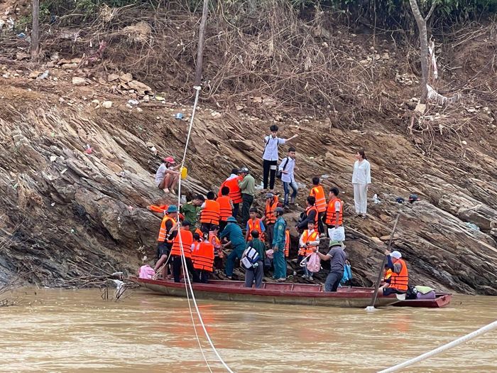Mỗi chuyến đò đều có một người lớn giữ dây định hướng, giúp thuyền không bị dòng nước xiết cuốn trôi.