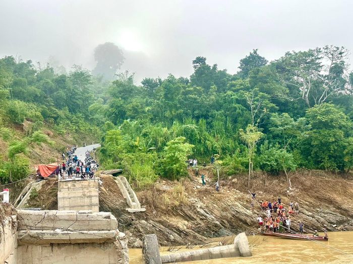 Từ sáng sớm, phụ huynh ở bản Tạt đưa con ra bờ suối Huồi Nguyên để kịp chuyến thuyền đầu tiên vượt suối đến trường.