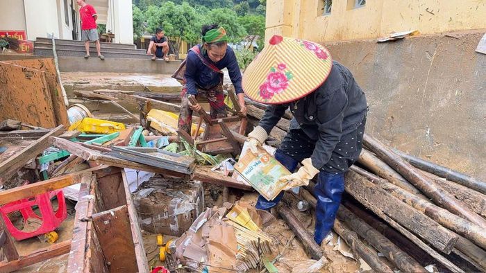 Thầy cô và phụ huynh cùng dọn dẹp trường lớp, chuẩn bị đón học sinh trở lại sau một tuần tạm nghỉ học do mưa lũ.