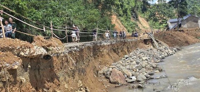 Quốc lộ 47, đoạn qua xã Yên Nhân bị sạt lở nặng nề.