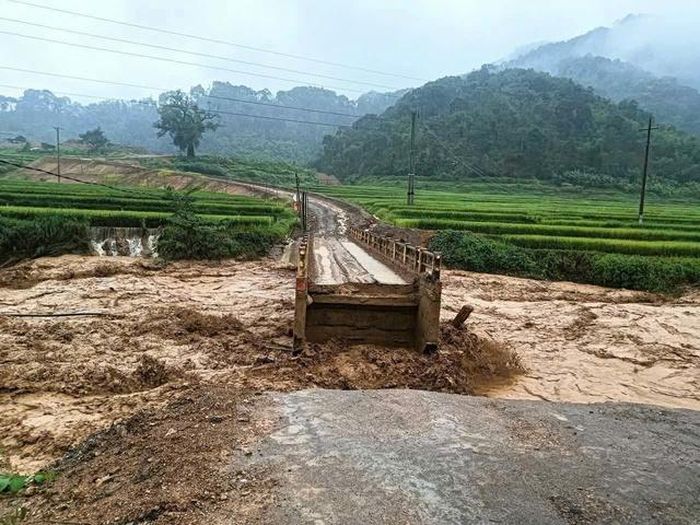 Nhiều tràn, cầu cống cũng bị bão số 10 làm cho hư hỏng hoàn toàn.
