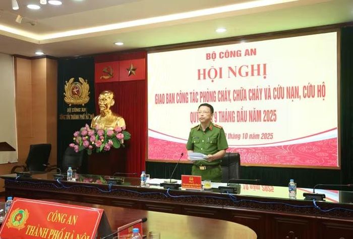 Thiếu tướng Nguyễn Hồng Ky, Phó Giám đốc CATP Hà Nội phát biểu tham luận