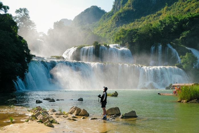 Đến ngày 7/10, hoàn lưu bão số 11 (Matmo) gây mưa lớn kéo dài trên địa bàn tỉnh Cao Bằng, khiến mực nước thác dâng cao. Ban quản lý tiếp tục tạm dừng đón khách cho đến khi thời tiết ổn định, mực nước rút xuống mức an toàn. Đây là lần thứ 2 trong vòng một tuần thác Bản Giốc phải tạm ngưng đón khách. Du khách được khuyến cáo không tiếp cận khu vực mép thác, bờ sông, các điểm sạt lở hoặc ngập nước.