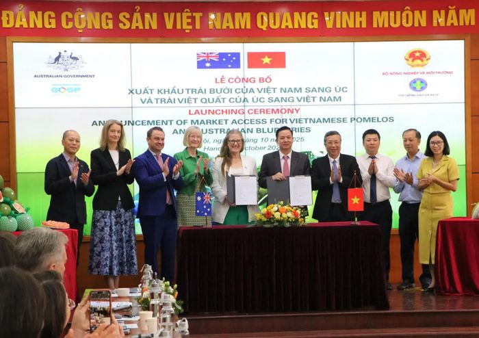 Bộ Nông nghiệp và Môi trường và Đại sứ quán Úc trao đổi thỏa thuận.