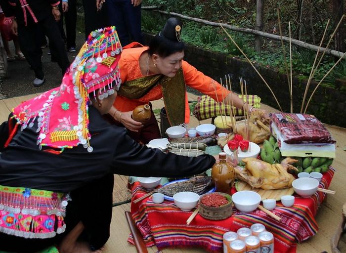 Các lễ vật bao gồm gà, thịt lợn, gạo nếp, xôi, rượu cần, trầu cau, tiền vàng…