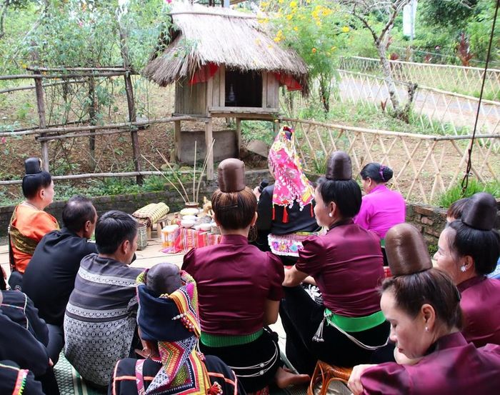 Lễ cúng cơm mới bày tỏ lòng biết ơn sâu sắc đối với tổ tiên và trời đất