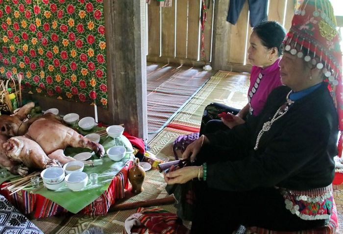 Trên mâm lễ dâng lên tổ tiên không thể thiếu bát cơm mới - thành quả lao động và tinh thần tạ ơn, cầu mong sinh sôi, phát triển
