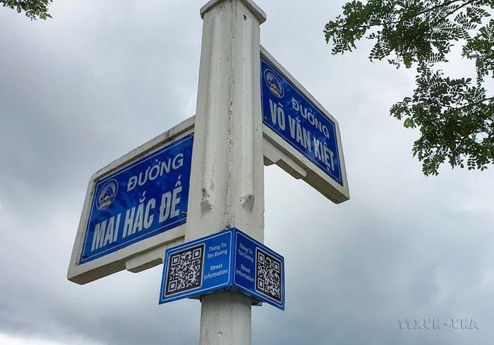 Thành phố Đà Nẵng lắp đặt thí điểm bảng mã QR trên các trụ chỉ đường đặt trên các tuyến phố ven biển của quận Sơn Trà, nhằm phục vụ nhu cầu tra cứu thông tin của người dân và du khách. Ảnh: Trần Lê Lâm – TTXVN