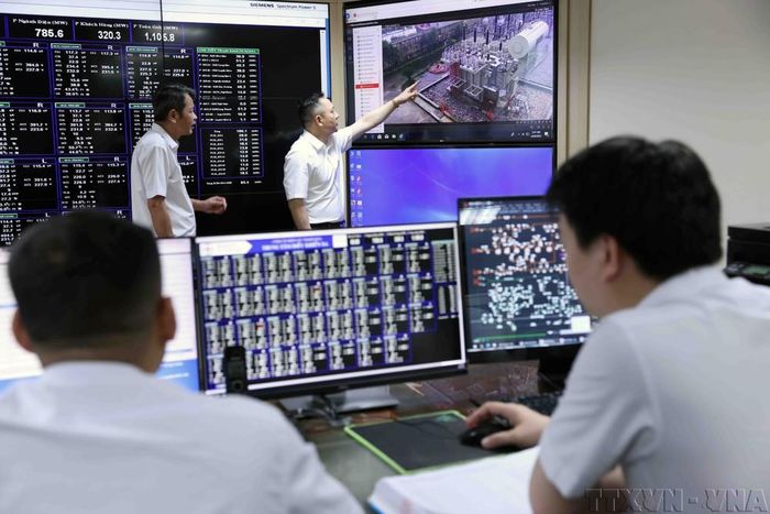 Quản lý và vận hành hệ thống điện trong ca trực ở phòng điều hành Trung tâm ở Công ty Điện lực Thanh Hóa thuộc EVNNPC (5/2025). Ảnh: Vũ Sinh – TTXVN