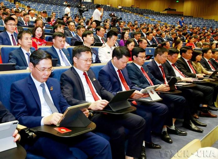 Các đại biểu dự Đại hội đại biểu Đảng bộ thành phố Hải Phòng lần thứ nhất, nhiệm kỳ 2025-2030, đọc văn kiện trên các thiết bị thông minh. Ảnh: Mạnh Tú - TTXVN