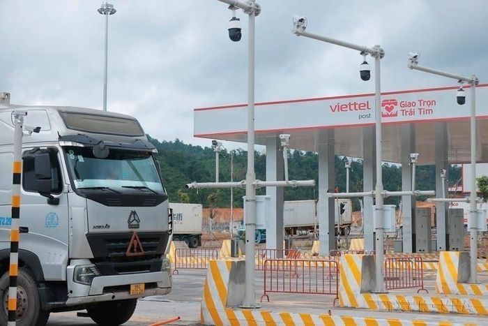 Cổng thông minh (Smart Gate) của Công viên Logistics Viettel cho phép nhận diện biển số xe, mã container và sinh trắc học tài xế. Ứng dụng V-Gate hỗ trợ doanh nghiệp và lái xe đặt chỗ, theo dõi dịch vụ từ xa, tối ưu hóa thời gian và giảm chi phí quản lý. Ảnh: Minh Quyết - TTXVN